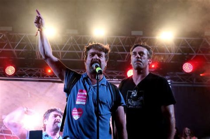 Ed Helms on His Bluegrass Supergroup and Banjo-Plucking Skills |