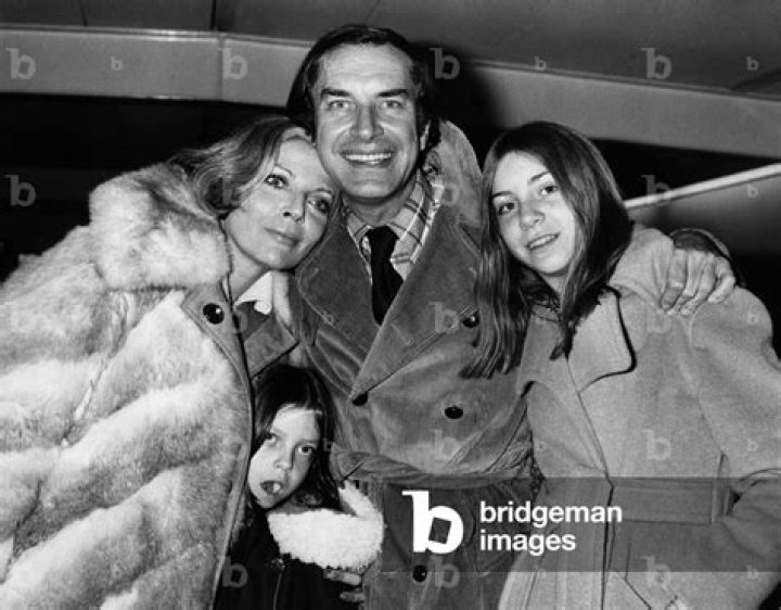 "It tackles the agreements we all make with our parents," Juliet Landau on father Martin Landau's in ·